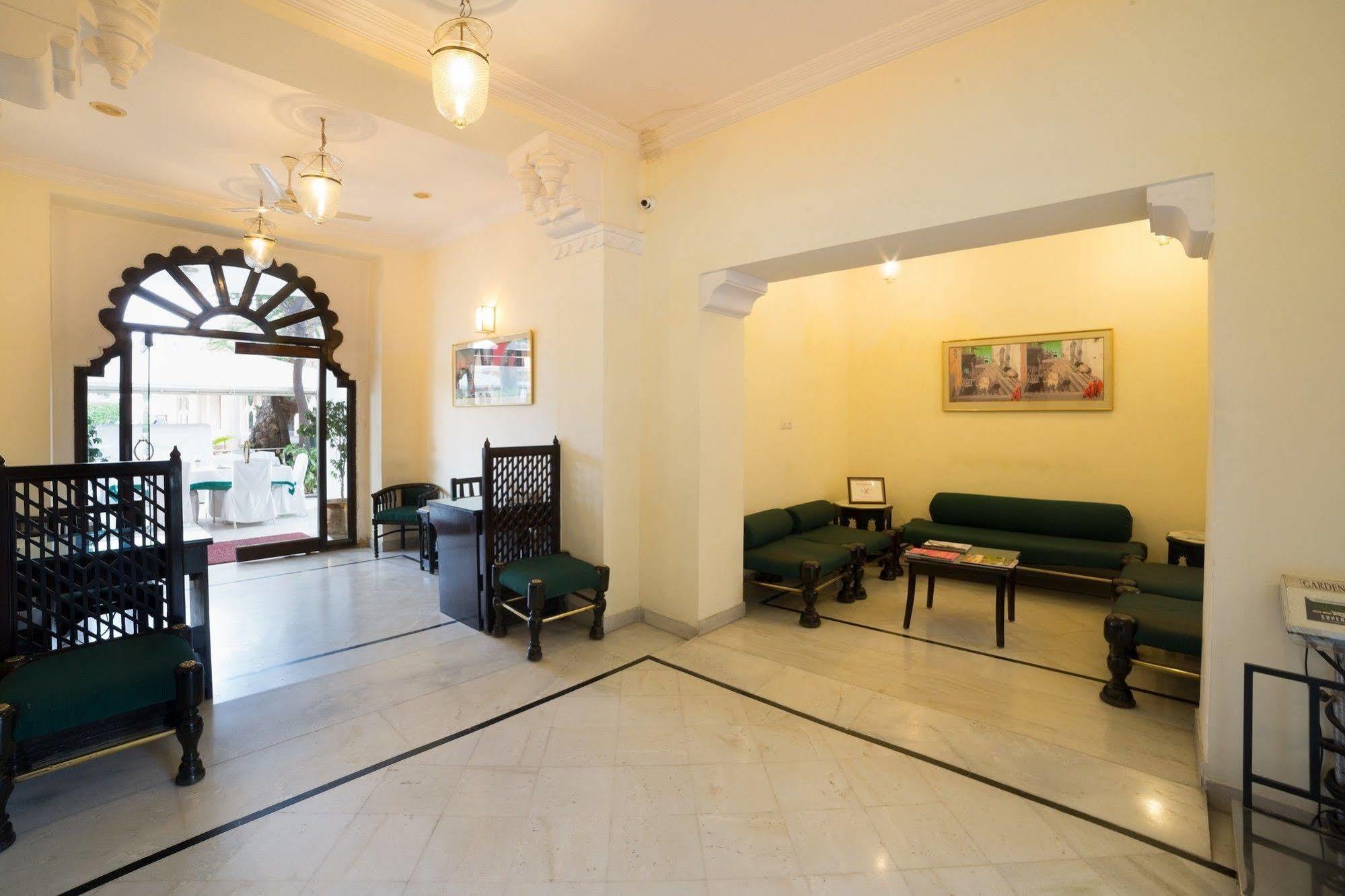 Garden Hotel by HRH Group of Hotels Udaipur Buitenkant foto