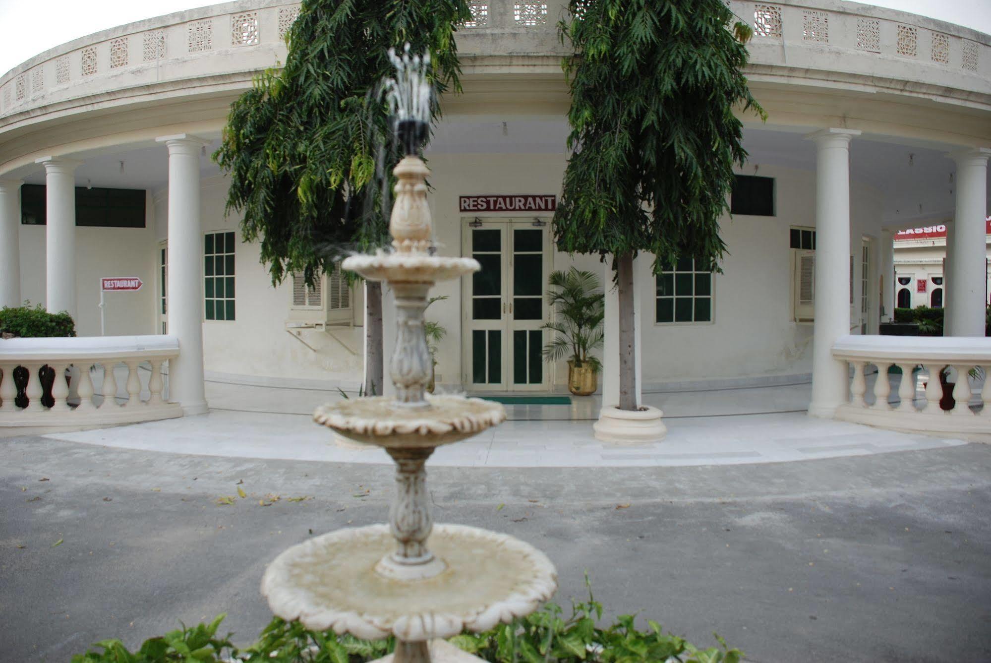Garden Hotel by HRH Group of Hotels Udaipur Buitenkant foto