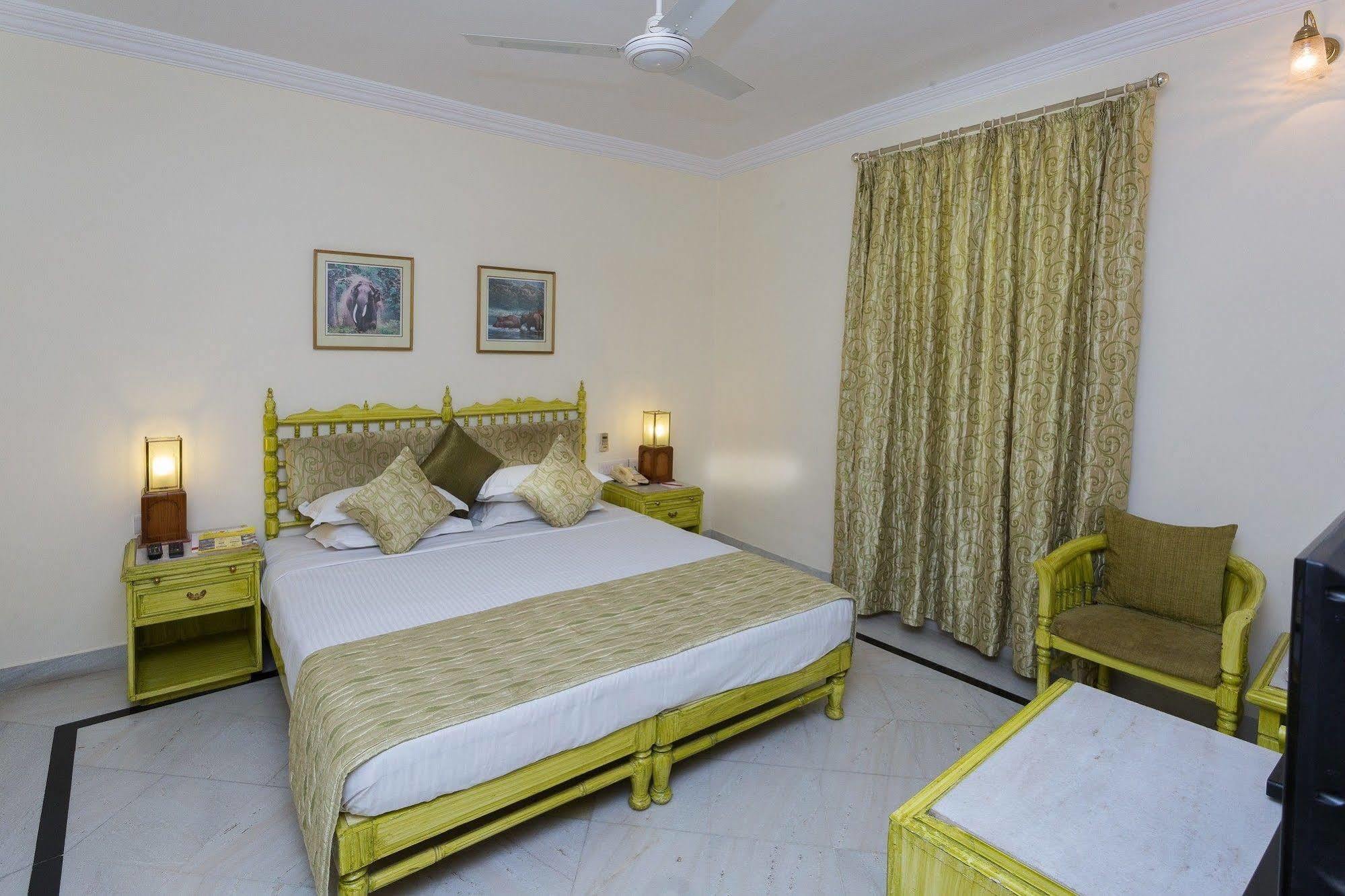 Garden Hotel by HRH Group of Hotels Udaipur Buitenkant foto
