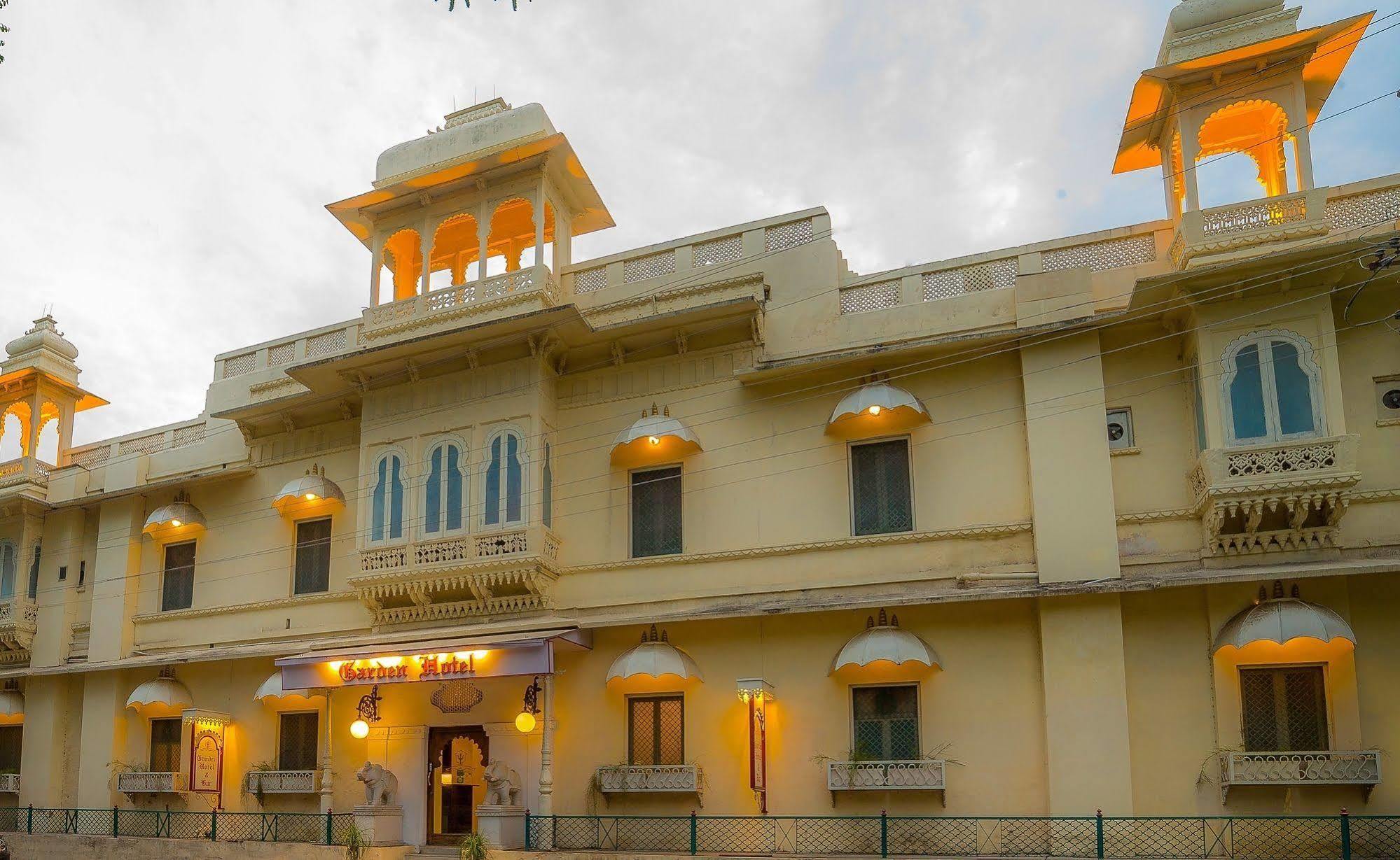 Garden Hotel by HRH Group of Hotels Udaipur Buitenkant foto